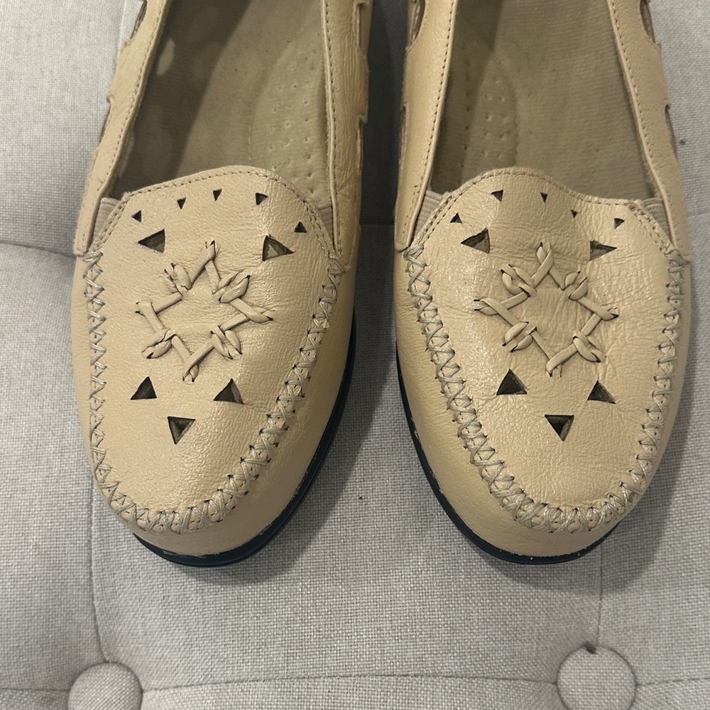 Dr. Scholl's Beige Loafers with Cutout Design - Picture 3 of 7